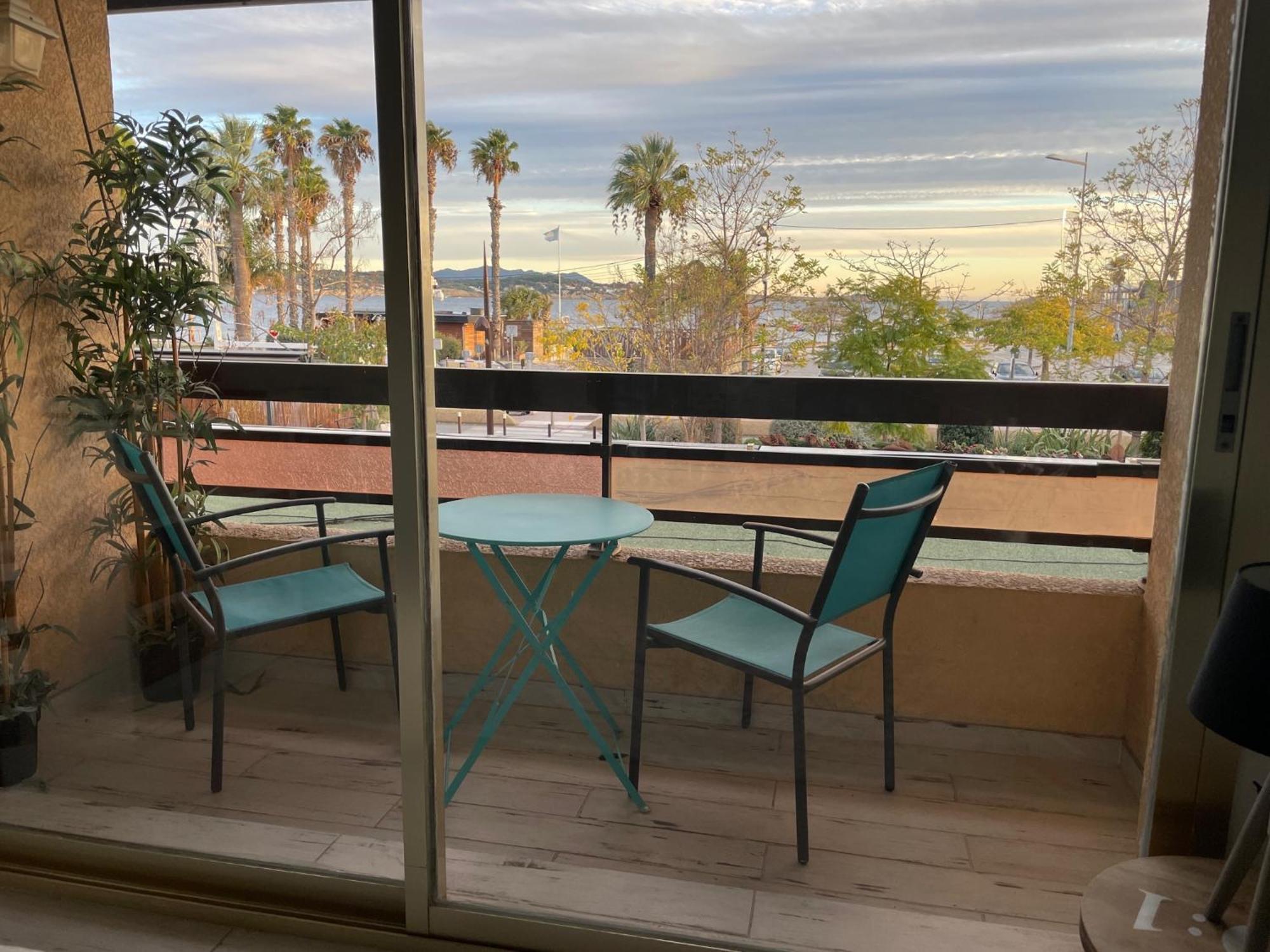 Les balcons de Bandol Centre ville avec vue mer et face à la plage Esterno foto